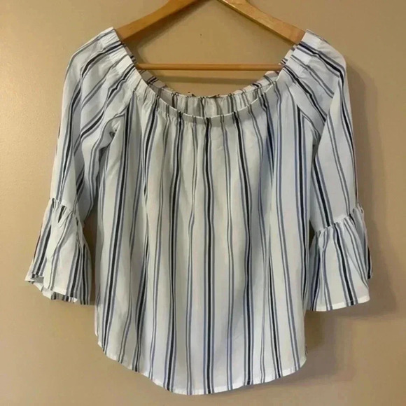 Cute light & airy off shoulder top - Picture 1 of 7